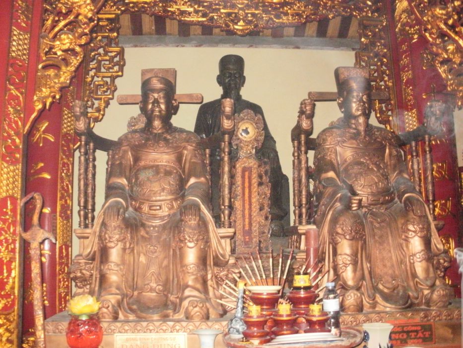 “Quốc sĩ vô song, song quốc sĩ.   Anh hùng bất nhị, nhị anh hùng                                     “
